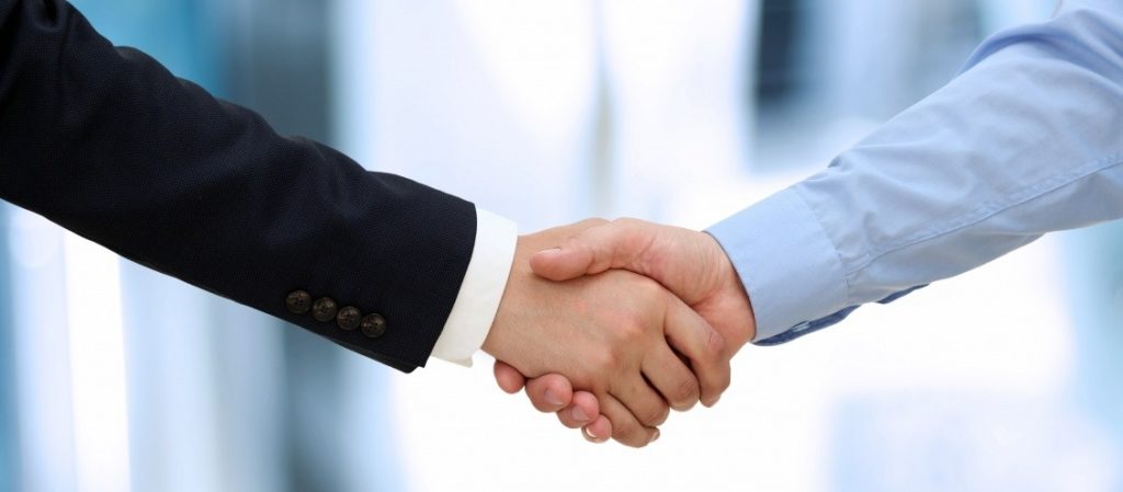 Equipe revisando documentos trabalhistas.